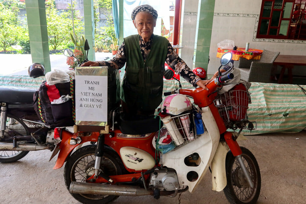 Read more about the article 75-årig rejser Vietnam tynd på motorcykel: Vil male krigens mødre