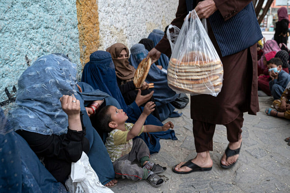 Read more about the article Fattige afghanere gør deres døtre til brude og børn til arbejdere