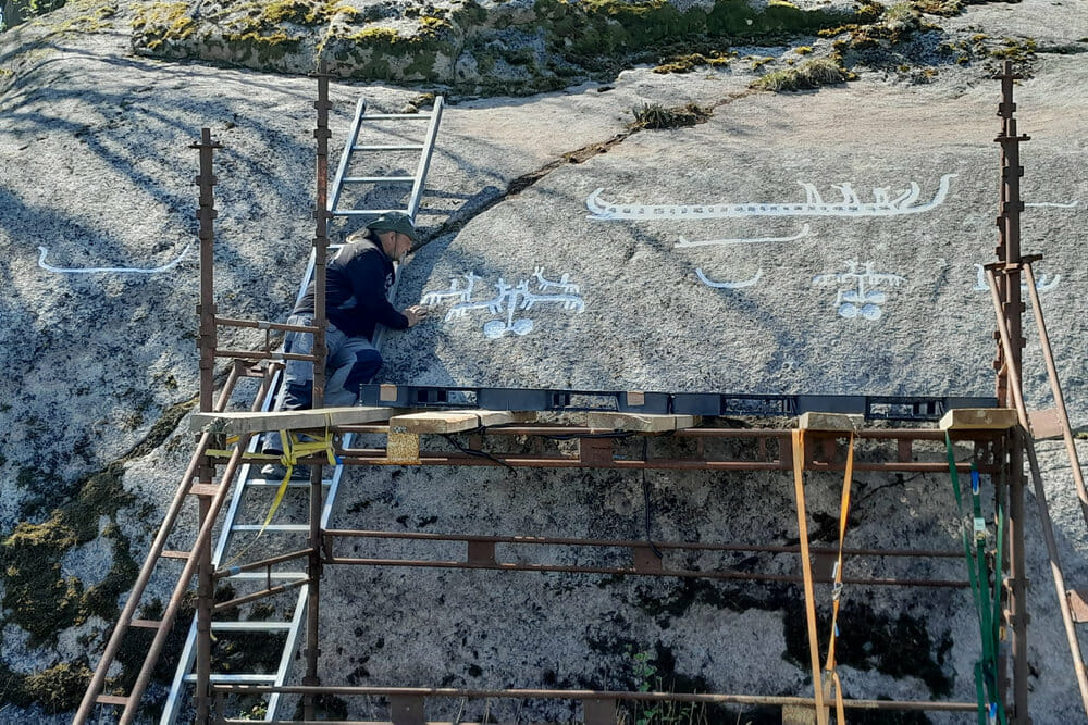 Read more about the article 2700 år gamle helleristninger opdaget under lag af mos i Sverige