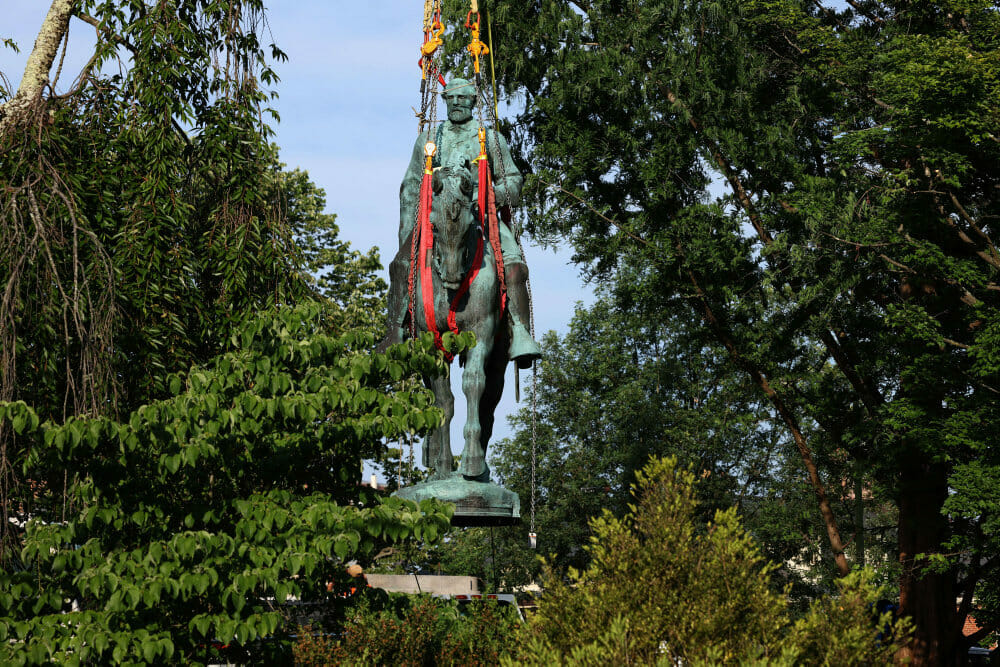 Read more about the article Charlottesville fjerner statue af omstridt sydstatsgeneral