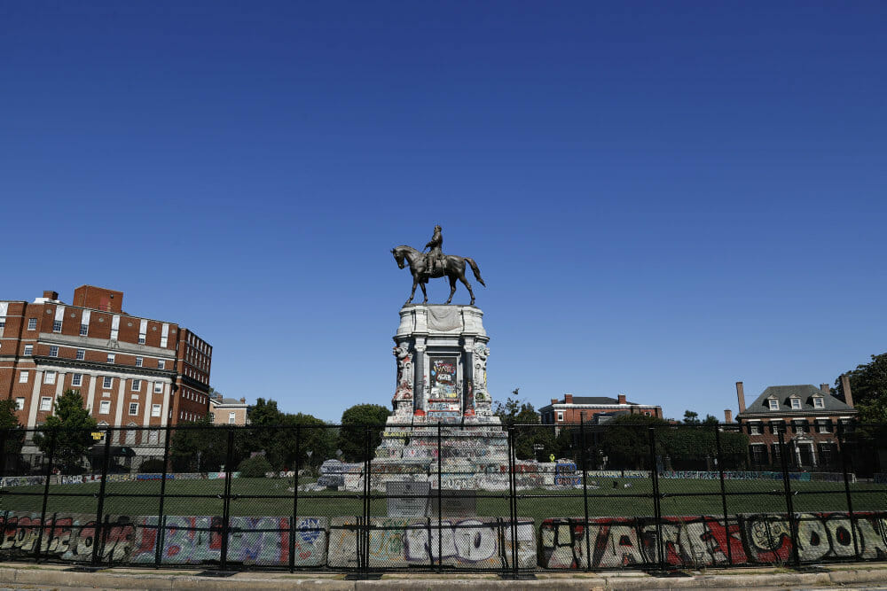 Read more about the article Virginia fjerner omstridt statue af amerikansk sydstatsgeneral