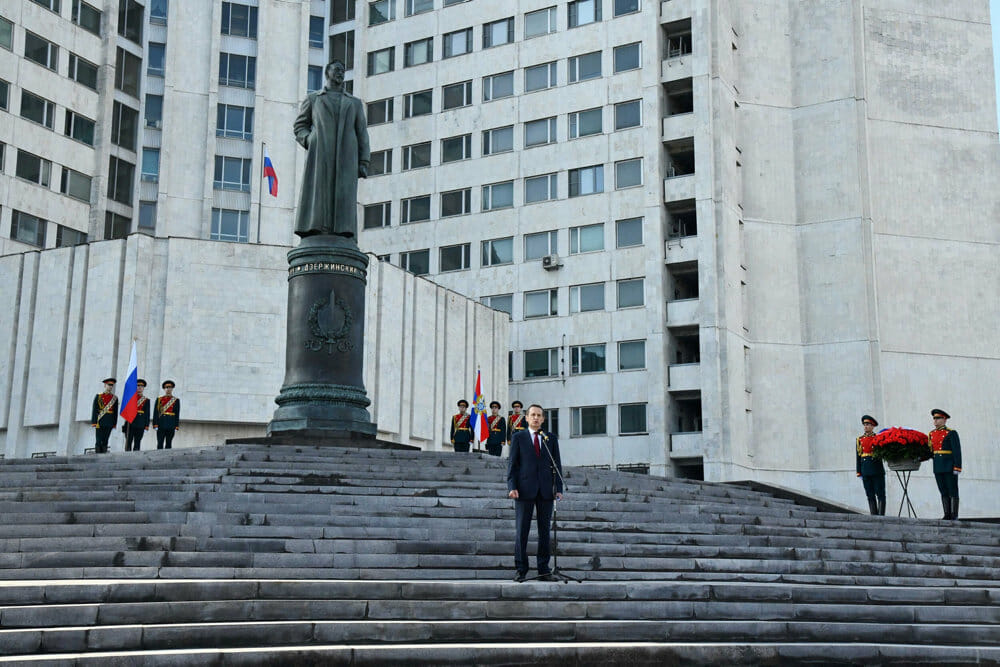 Read more about the article Statue af Jern Felix afsløret i Moskva