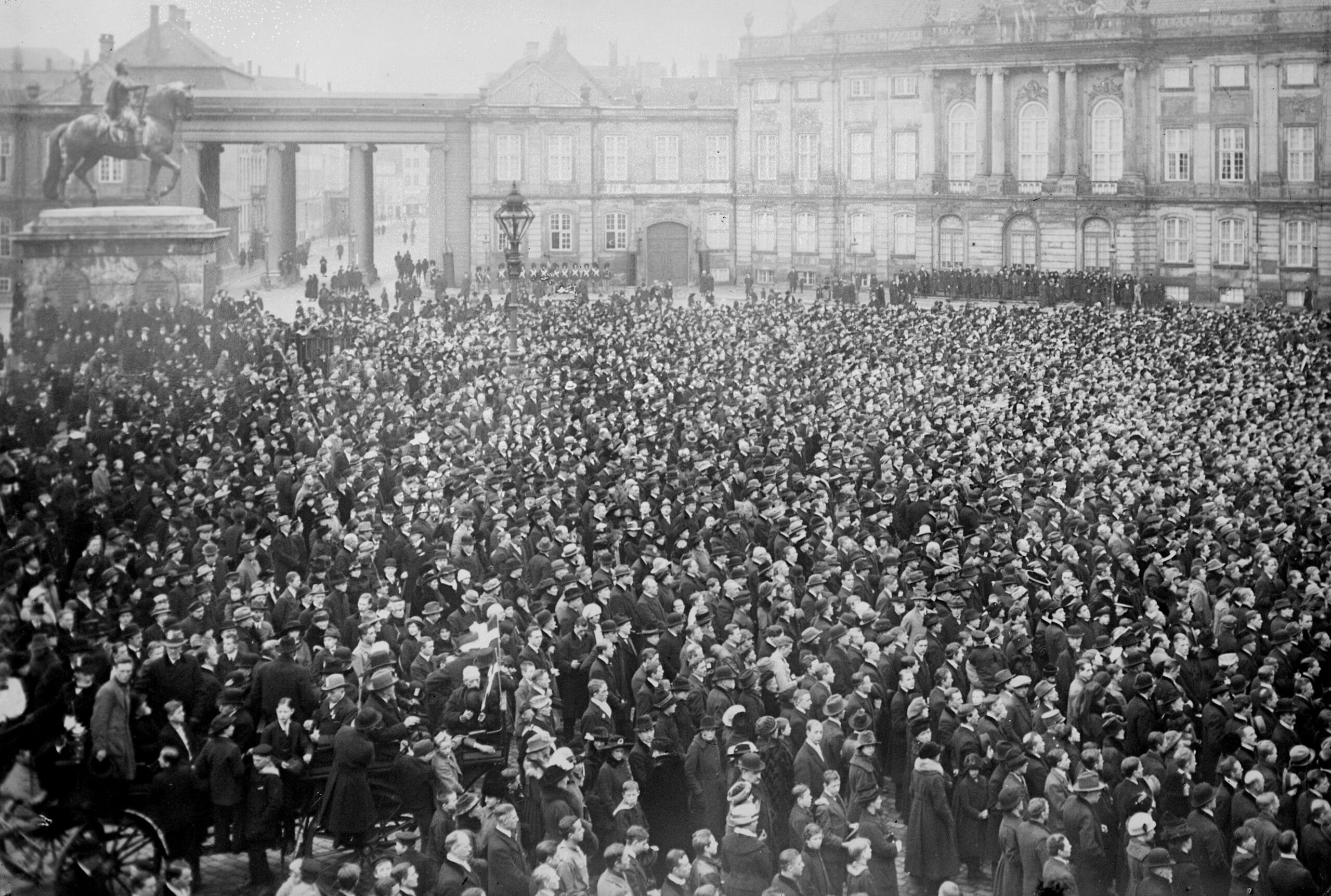 Read more about the article Socialdemokratiet bryder med en 100-årig tradition før tronskifte
