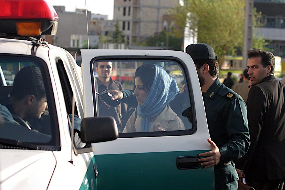 Read more about the article Irans politi vil igen slå hårdt ned på overtrædelser af moralske love