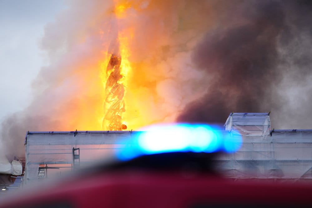Read more about the article Brandfolk kæmpede forgæves – Børsen i København brændt ned