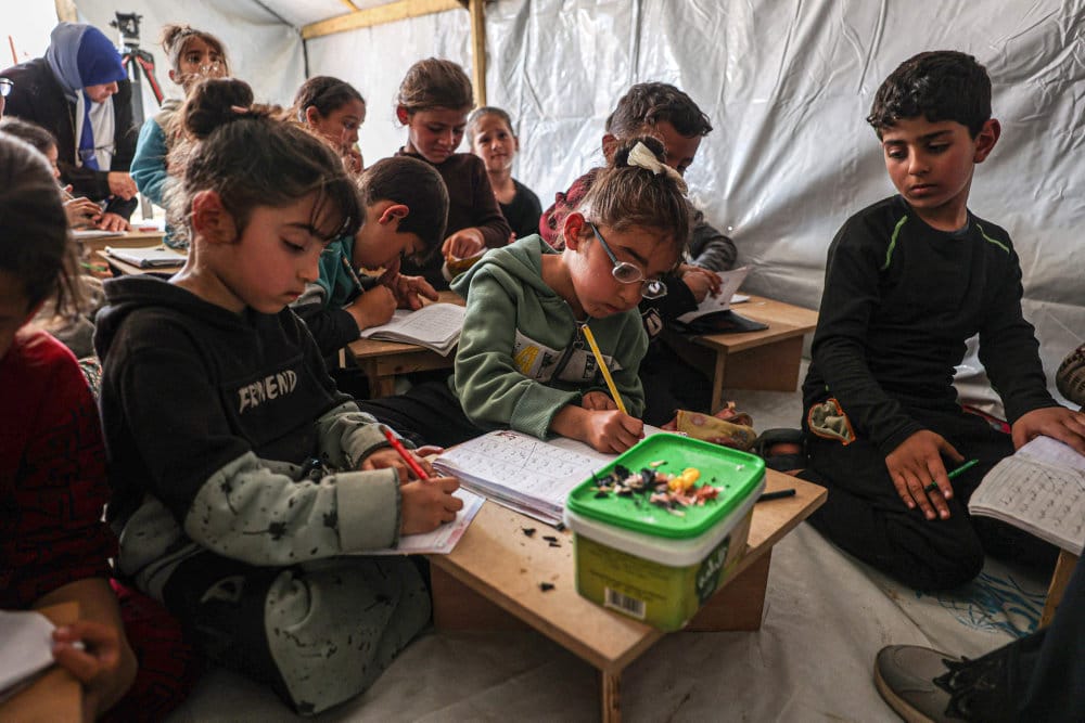Read more about the article Børn på flugt i Gaza får deres skoleundervisning online i telte